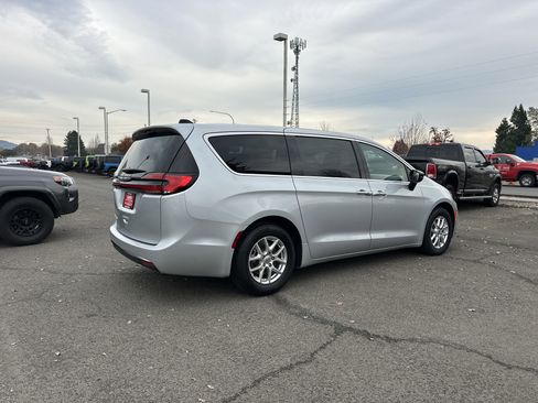 Used 2024 Chrysler Pacifica Touring-L image 6