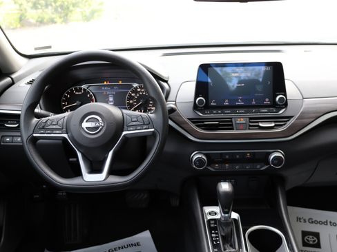 Used 2024 Nissan Altima 2.5 SV FWD image 28