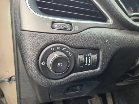 Used 2019 Jeep Cherokee Latitude Plus AWD/4WD image 12