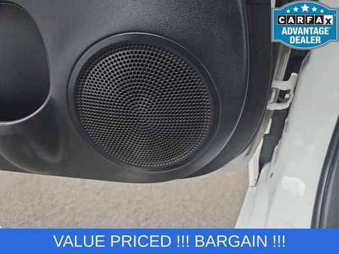Used 2015 Nissan Versa SV FWD image 11