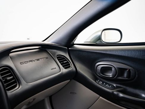 Used 2004 Chevrolet Corvette Coupe w/ Roof Package image 33