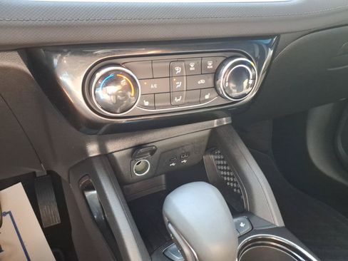 Used 2024 Chevrolet TrailBlazer LT w/ LT Cold Weather Package FWD image 19