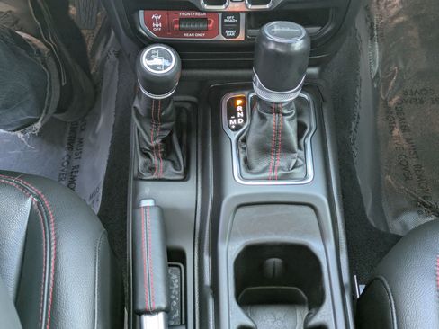Used 2022 Jeep Gladiator Rubicon w/ Cold Weather Group AWD/4WD image 24