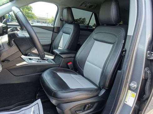 Used 2022 Ford Explorer XLT w/ Equipment Group 202A RWD image 11