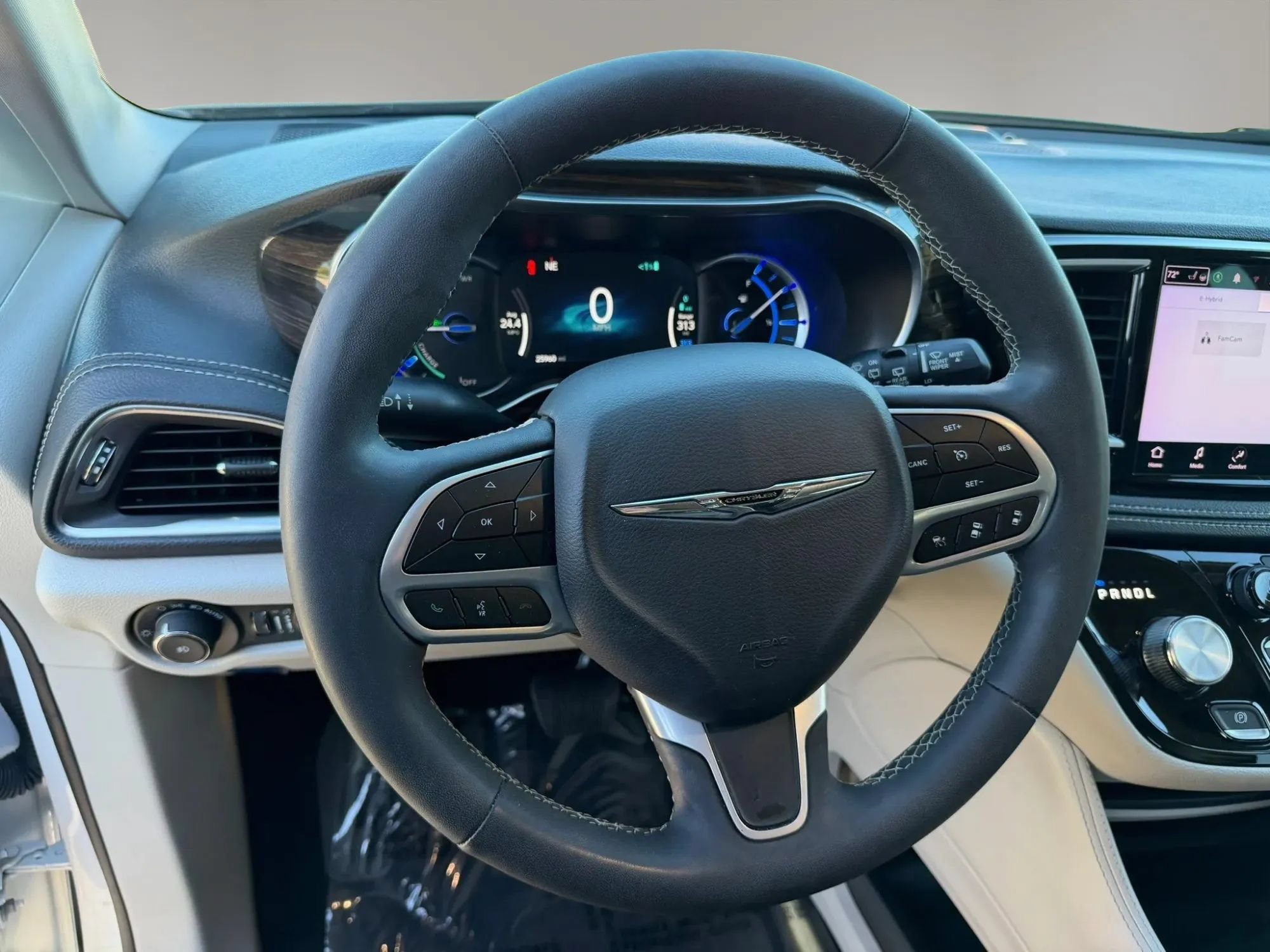 Used 2023 Chrysler Pacifica Limited w/ Uconnect Theater Family Group FWD image 18