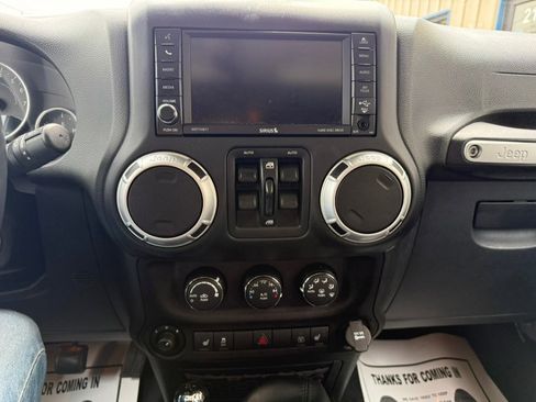 Used 2016 Jeep Wrangler Unlimited Sahara w/ Connectivity Group AWD/4WD image 16