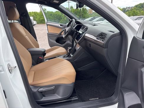 Used 2023 Volkswagen Tiguan SE w/ Panoramic Sunroof Package FWD image 18