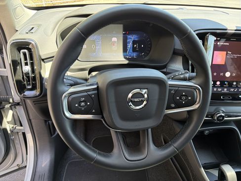 Certified 2025 Volvo XC40 B5 Core image 18