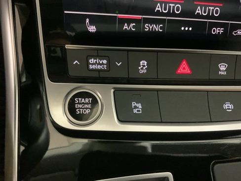 Used 2022 Audi Q8 Premium image 23