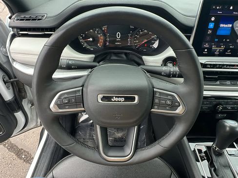 Used 2023 Jeep Compass Limited image 18