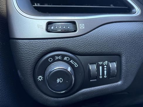 Used 2019 Jeep Cherokee Latitude Plus image 25