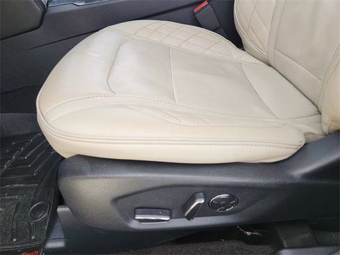 Used 2018 Ford Explorer Platinum image 32