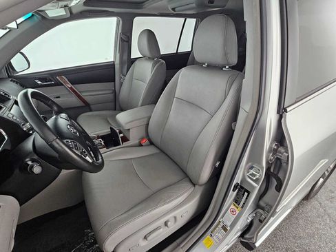 Used 2012 Toyota Highlander Limited w/ Tow Pkg FWD image 22