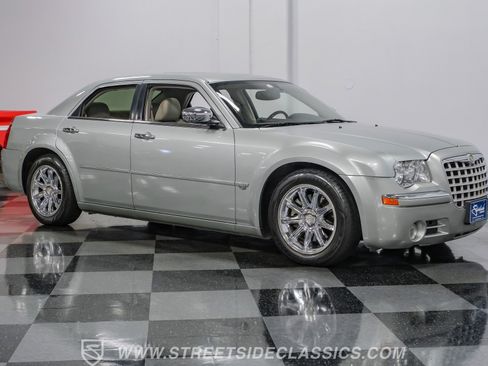 Used 2005 Chrysler 300 C w/ Navigation & Sound Group II RWD image 15