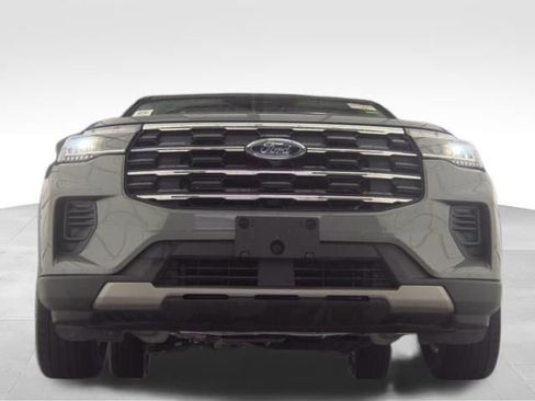 Used 2025 Ford Explorer Active AWD/4WD image 2