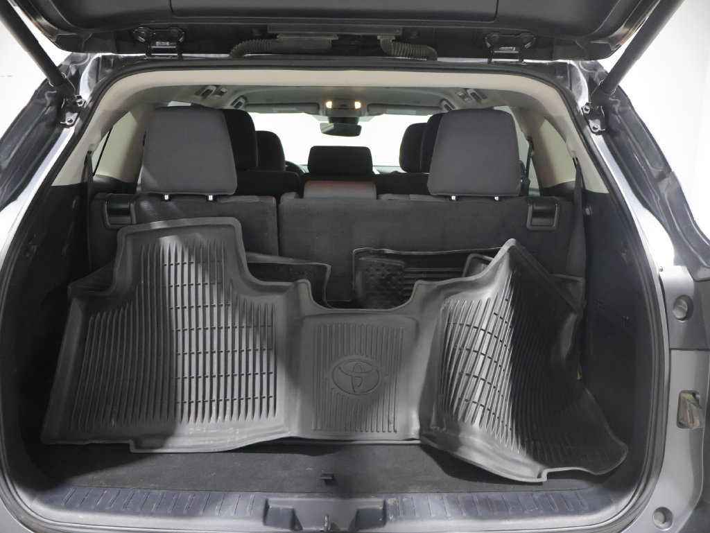 Used 2024 Toyota Highlander LE FWD image 4