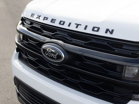 Used 2023 Ford Expedition Limited image 9