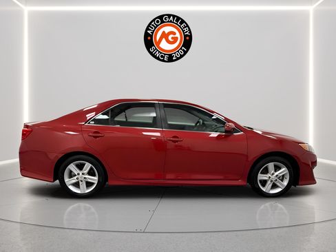 Used 2012 Toyota Camry SE FWD image 2
