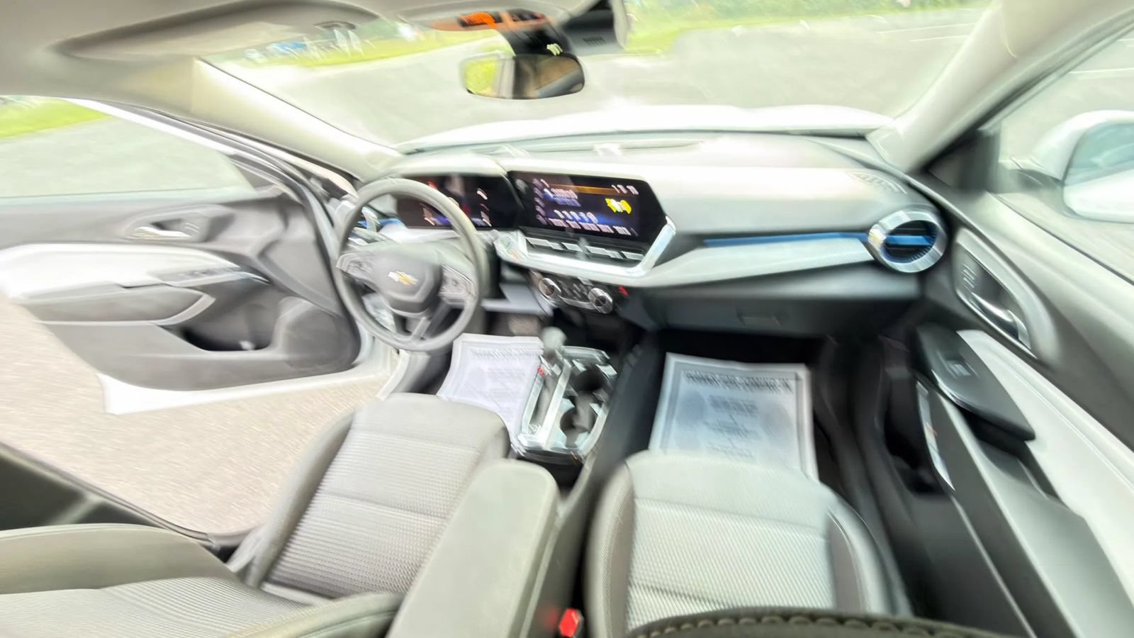 Used 2025 Chevrolet Trax LT FWD image 31