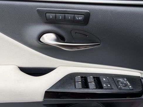 Used 2025 Lexus ES 300h w/ Premium Package FWD image 14