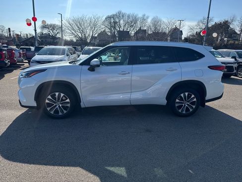 Used 2022 Toyota Highlander XLE image 4