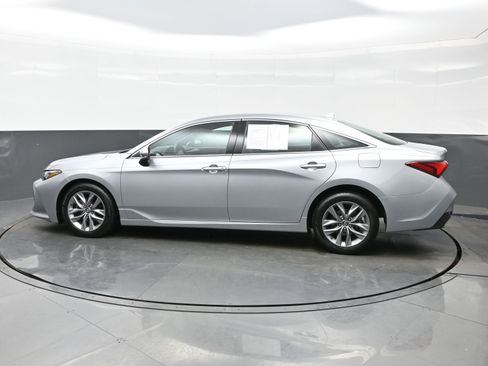 Used 2019 Toyota Avalon XLE image 3