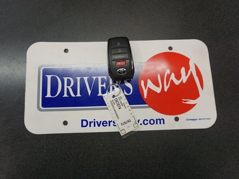 Used 2024 Toyota Highlander XLE FWD image 21