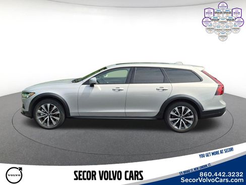 Used 2025 Volvo V90 B6 Cross Country Plus AWD/4WD image 10