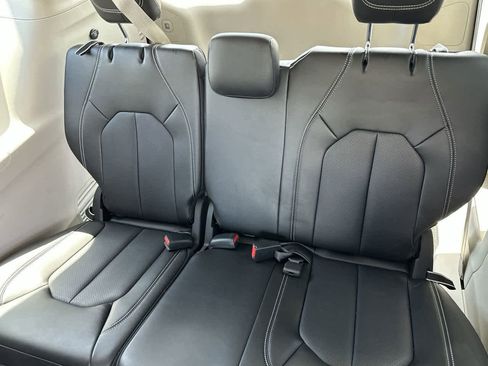 Used 2023 Chrysler Pacifica Touring-L image 33