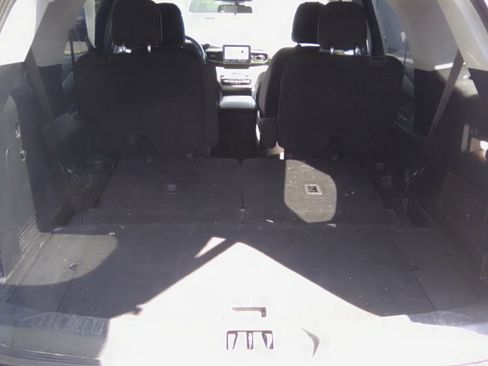 Used 2022 Ford Explorer XLT AWD/4WD image 3