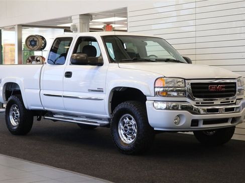 Used 2005 GMC Sierra 2500 SLE w/ Heavy-Duty Power Package AWD/4WD image 2