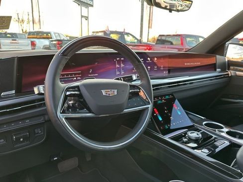 Used 2025 Cadillac Escalade Premium Luxury image 45