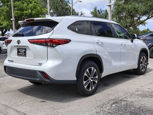Used 2023 Toyota Highlander XLE FWD image 9
