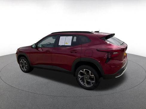 Used 2025 Chevrolet Trax LT FWD image 9