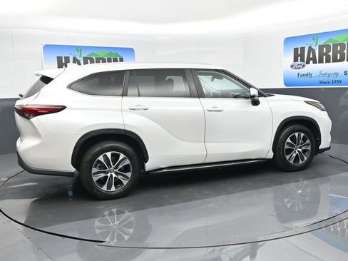 Used 2023 Toyota Highlander XLE FWD image 6