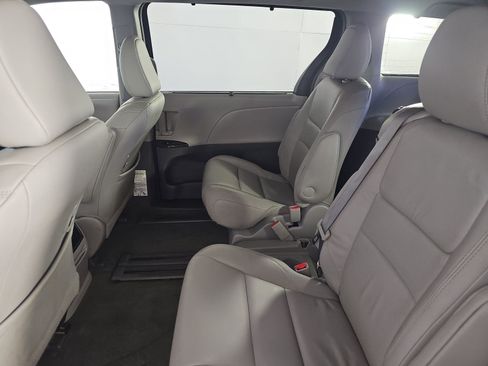 Used 2017 Toyota Sienna XLE w/ XLE Navigation Package FWD image 16