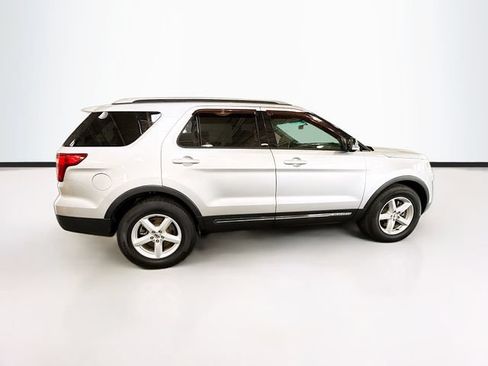 Used 2017 Ford Explorer XLT AWD/4WD image 5