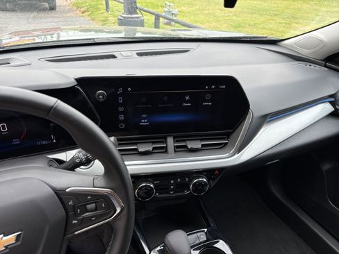 Used 2025 Chevrolet Trax LT w/ LT Convenience Package FWD image 17