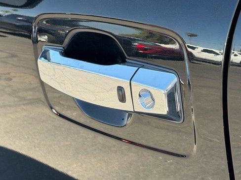 Used 2021 Nissan Titan SV w/ SV Convenience Package image 9