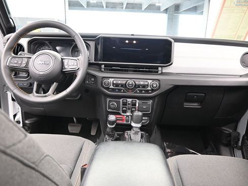Used 2024 Jeep Wrangler Unlimited image 39