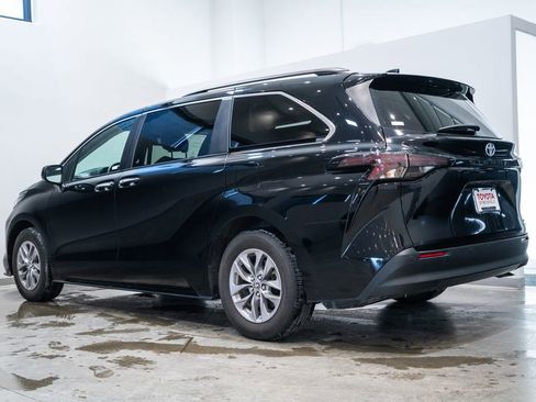 Used 2024 Toyota Sienna XLE image 7