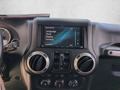 Used 2018 Jeep Wrangler Unlimited Rubicon w/ Connectivity Group AWD/4WD image 13
