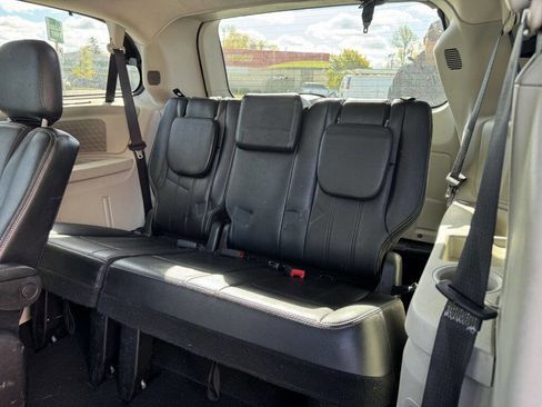Used 2015 Chrysler Town & Country Touring w/ Driver Convenience Group image 6