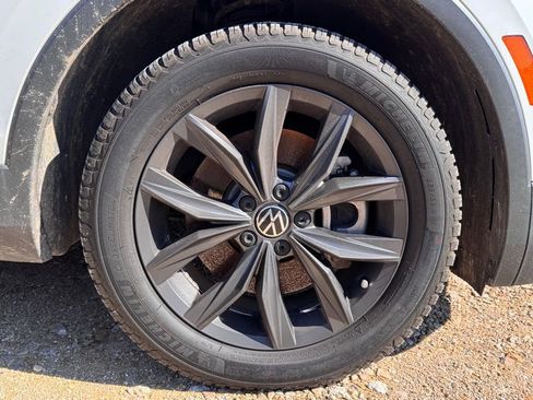 Used 2022 Volkswagen Tiguan SE w/ Panoramic Sunroof Package image 7