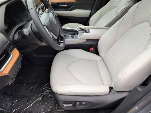 Used 2025 Toyota Grand Highlander AWD Hybrid image 17