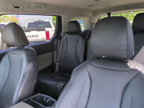 Used 2025 Kia Carnival FWD image 8