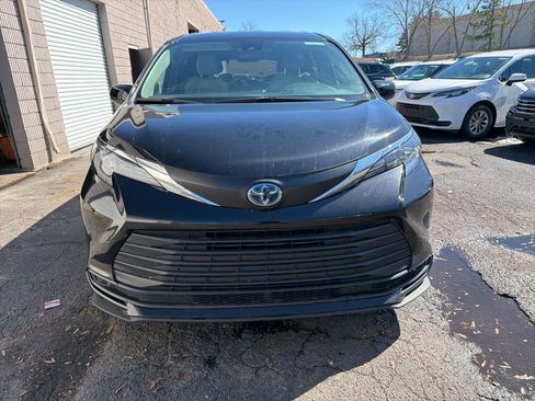 Used 2025 Toyota Sienna LE image 2