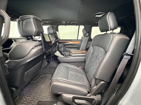 Used 2025 Jeep Grand Wagoneer Series III w/ Rear-Seat Entertainment Group AWD/4WD image 4