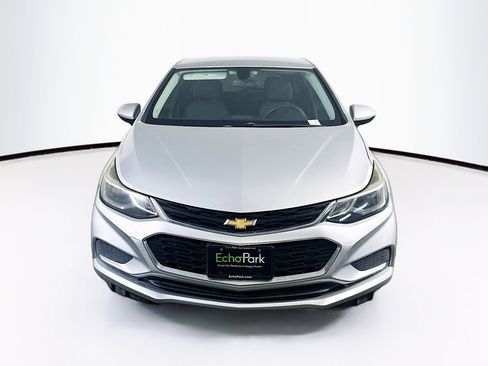 Used 2017 Chevrolet Cruze LT FWD image 2