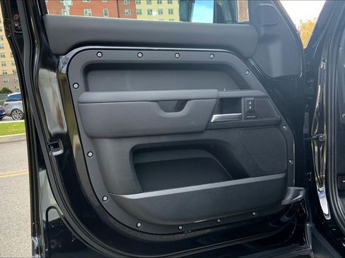 Used 2025 Land Rover Defender 110 S image 21